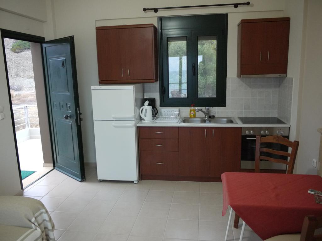 Portela Apartments Kampoula Keratókambos Oda fotoğraf